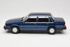 Volvo 740 GL Dark Blue Metallic Minichamps 1:18 155171701 Pressofusione — immagine 3 di 6