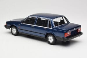 Volvo 740 GL Dark Blue Metallic Minichamps 1:18 155171701 Pressofusione — immagine 5 di 6