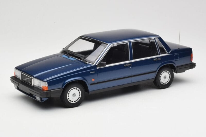Volvo 740 GL Dark Blue Metallic Minichamps 1:18 155171701 Pressofusione