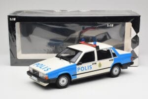 Volvo 740 GL Polizia Svedese Minichamps 1:18 155171791 Pressofusione — immagine 6 di 6