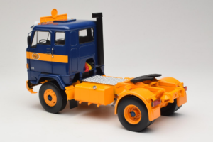 Volvo F88 Blu Scuro Giallo MCG 1:18 MCG18140 Pressofusione — immagine 7 di 8