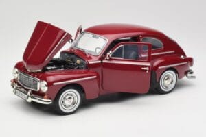 Volvo PV544 Cherry Red Revell 1:18 08887 Pressofusione — immagine 2 di 8