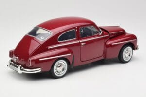 Volvo PV544 Cherry Red Revell 1:18 08887 Pressofusione — immagine 3 di 8