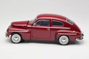 Volvo PV544 Cherry Red Revell 1:18 08887 Pressofusione — immagine 4 di 8