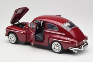 Volvo PV544 Cherry Red Revell 1:18 08887 Pressofusione — immagine 5 di 8