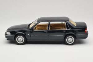Volvo S90 Royal Blue DNA 1:18 DNA000088 Pressofusione — immagine 3 di 6