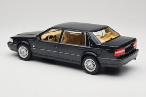 Volvo S90 Royal Blue DNA 1:18 DNA000088 Pressofusione — immagine 5 di 6