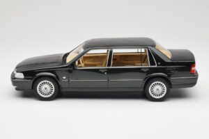 Volvo S90 Royal Green DNA 1:18 DNA000090 Pressofusione — immagine 3 di 6
