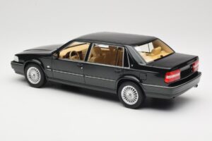 Volvo S90 Royal Green DNA 1:18 DNA000090 Pressofusione — immagine 5 di 6