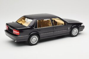 Volvo S90 Royal Violet DNA 1:18 DNA000089 Pressofusione — immagine 2 di 6