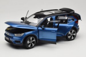 Volvo XC40 Recharge Blu Metallizzato Paudi Model 1:18 2562373 Pressofusione — immagine 2 di 8
