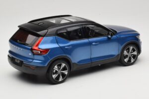Volvo XC40 Recharge Blu Metallizzato Paudi Model 1:18 2562373 Pressofusione — immagine 3 di 8