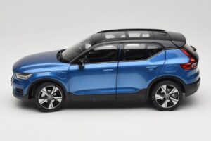 Volvo XC40 Recharge Blu Metallizzato Paudi Model 1:18 2562373 Pressofusione — immagine 4 di 8