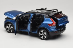 Volvo XC40 Recharge Blu Metallizzato Paudi Model 1:18 2562373 Pressofusione — immagine 5 di 8