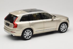 Volvo XC90 Luminous Sand Yellow Paudi Model 1:18 9430841 Pressofusione — immagine 3 di 8
