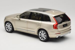 Volvo XC90 Luminous Sand Yellow Paudi Model 1:18 9430841 Pressofusione — immagine 7 di 8