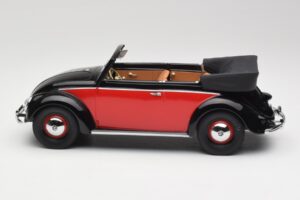 Volkswagen Beetle Cabriolet Nero & Rosso Minichamps 1:18 107054132 Resina — immagine 3 di 6