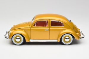 Volkswagen Beetle Oro Bburago 1:18 3361 Pressofusione — immagine 4 di 8