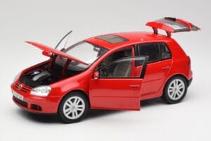 Volkswagen Golf Mk5 4-Door Tornado Rosso Bburago 1:18 GOLF001 Pressofusione — immagine 2 di 8