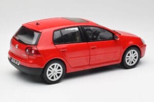 Volkswagen Golf Mk5 4-Door Tornado Rosso Bburago 1:18 GOLF001 Pressofusione — immagine 3 di 8