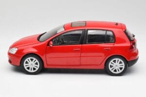 Volkswagen Golf Mk5 4-Door Tornado Rosso Bburago 1:18 GOLF001 Pressofusione — immagine 4 di 8