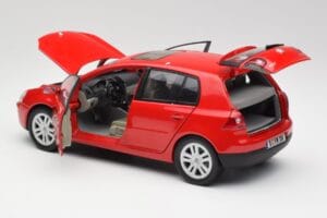 Volkswagen Golf Mk5 4-Door Tornado Rosso Bburago 1:18 GOLF001 Pressofusione — immagine 5 di 8