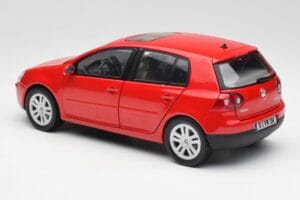 Volkswagen Golf Mk5 4-Door Tornado Rosso Bburago 1:18 GOLF001 Pressofusione — immagine 7 di 8