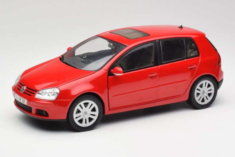 Volkswagen Golf Mk5 4-Door Tornado Rosso Bburago 1:18 GOLF001 Pressofusione