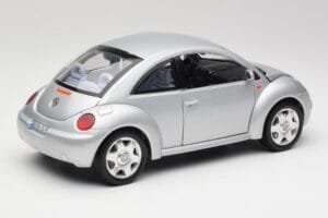 Volkswagen New Beetle Reflex Argento Metallizzato Bburago 1:18 3322 Pressofusione — immagine 3 di 8