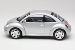 Volkswagen New Beetle Reflex Argento Metallizzato Bburago 1:18 3322 Pressofusione — immagine 4 di 8