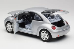 Volkswagen New Beetle Reflex Argento Metallizzato Bburago 1:18 3322 Pressofusione — immagine 5 di 8