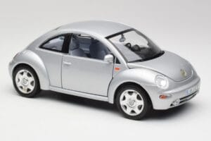 Volkswagen New Beetle Reflex Argento Metallizzato Bburago 1:18 3322 Pressofusione — immagine 6 di 8