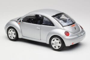 Volkswagen New Beetle Reflex Argento Metallizzato Bburago 1:18 3322 Pressofusione — immagine 7 di 8