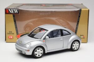 Volkswagen New Beetle Reflex Argento Metallizzato Bburago 1:18 3322 Pressofusione — immagine 8 di 8