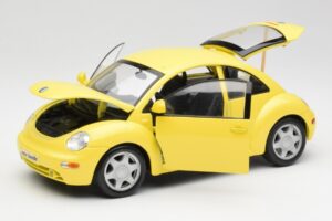 Volkswagen New Beetle Giallo Maisto 1:18 37800-M4 Pressofusione — immagine 2 di 8