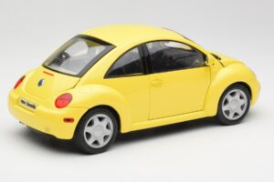 Volkswagen New Beetle Giallo Maisto 1:18 37800-M4 Pressofusione — immagine 3 di 8