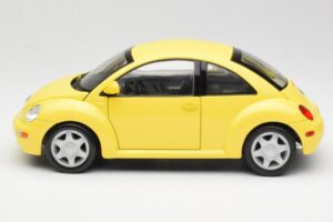 Volkswagen New Beetle Giallo Maisto 1:18 37800-M4 Pressofusione — immagine 4 di 8