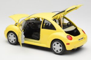 Volkswagen New Beetle Giallo Maisto 1:18 37800-M4 Pressofusione — immagine 5 di 8