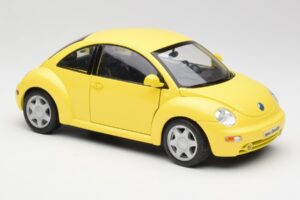 Volkswagen New Beetle Giallo Maisto 1:18 37800-M4 Pressofusione — immagine 6 di 8