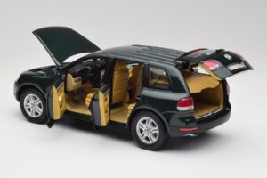 Volkswagen Touareg V10 TDI Reed Green Metallic Bburago 1:18 34911 Pressofusione — immagine 5 di 8