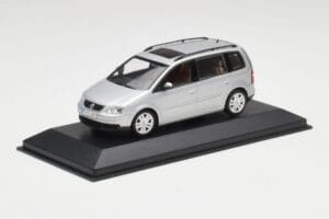 Volkswagen Touran Reflex Argento Minichamps 1:43 TOURAN001 Pressofusione — immagine 2 di 4