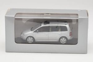Volkswagen Touran Reflex Argento Minichamps 1:43 TOURAN001 Pressofusione — immagine 4 di 4