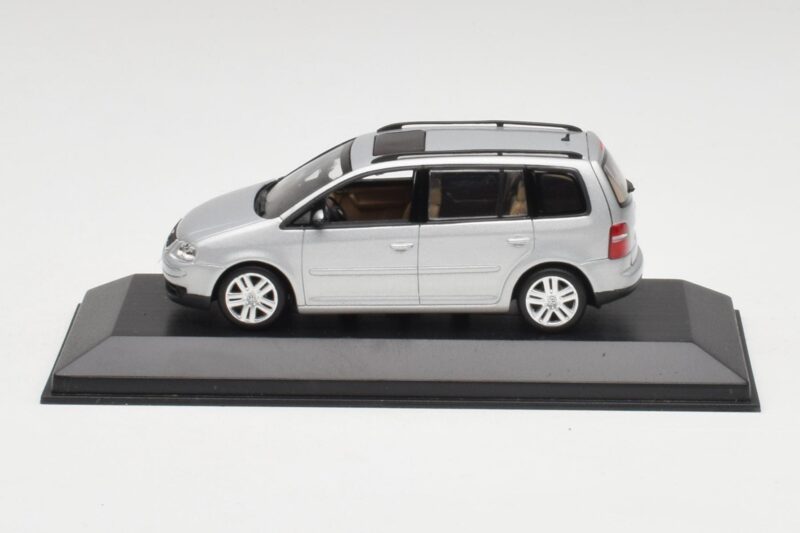 Volkswagen Touran Reflex Argento Minichamps 1:43 TOURAN001 Pressofusione