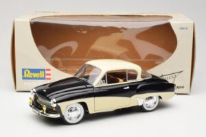 Wartburg 311 Coupe Nero & Beige Revell 1:18 8419 Pressofusione — immagine 8 di 8