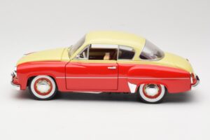 Wartburg 311 Coupe Rosso & Beige Revell 1:18 8418 Pressofusione — immagine 4 di 8