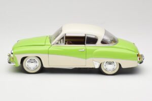 Wartburg 313 Verde Pastello su Beige Revell 1:18 9018 Pressofusione — immagine 4 di 8