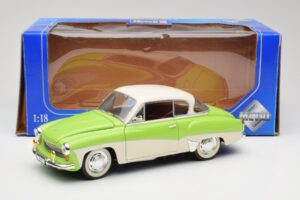 Wartburg 313 Verde Pastello su Beige Revell 1:18 9018 Pressofusione — immagine 8 di 8