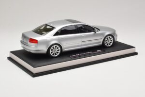 Audi A8 D3 W12 Ice Silver Metallic MotorHelix 1:18 MH030ISM Resina — immagine 3 di 7