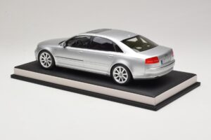 Audi A8 D3 W12 Ice Silver Metallic MotorHelix 1:18 MH030ISM Resina — immagine 5 di 7