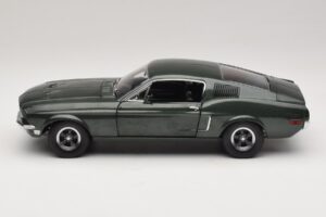 Ford Mustang GT Bullitt con Figura di Steve McQueen Greenlight 1:18 12885 Pressofusione — immagine 4 di 8